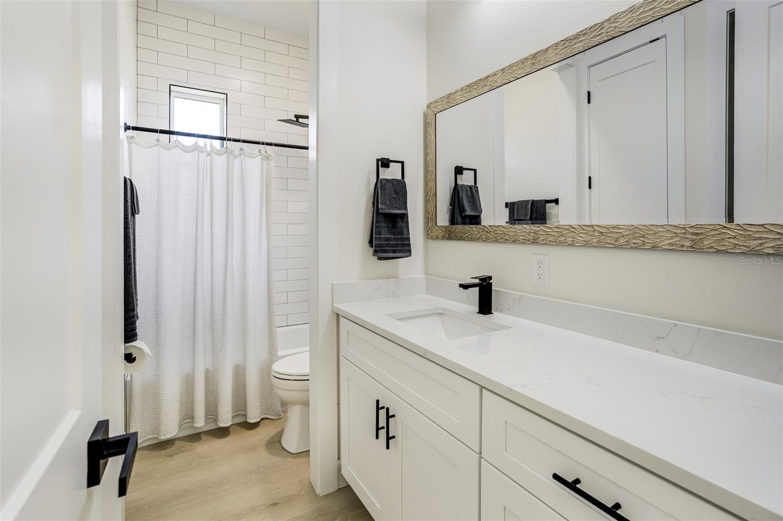 Guest Jack and Jill Bath