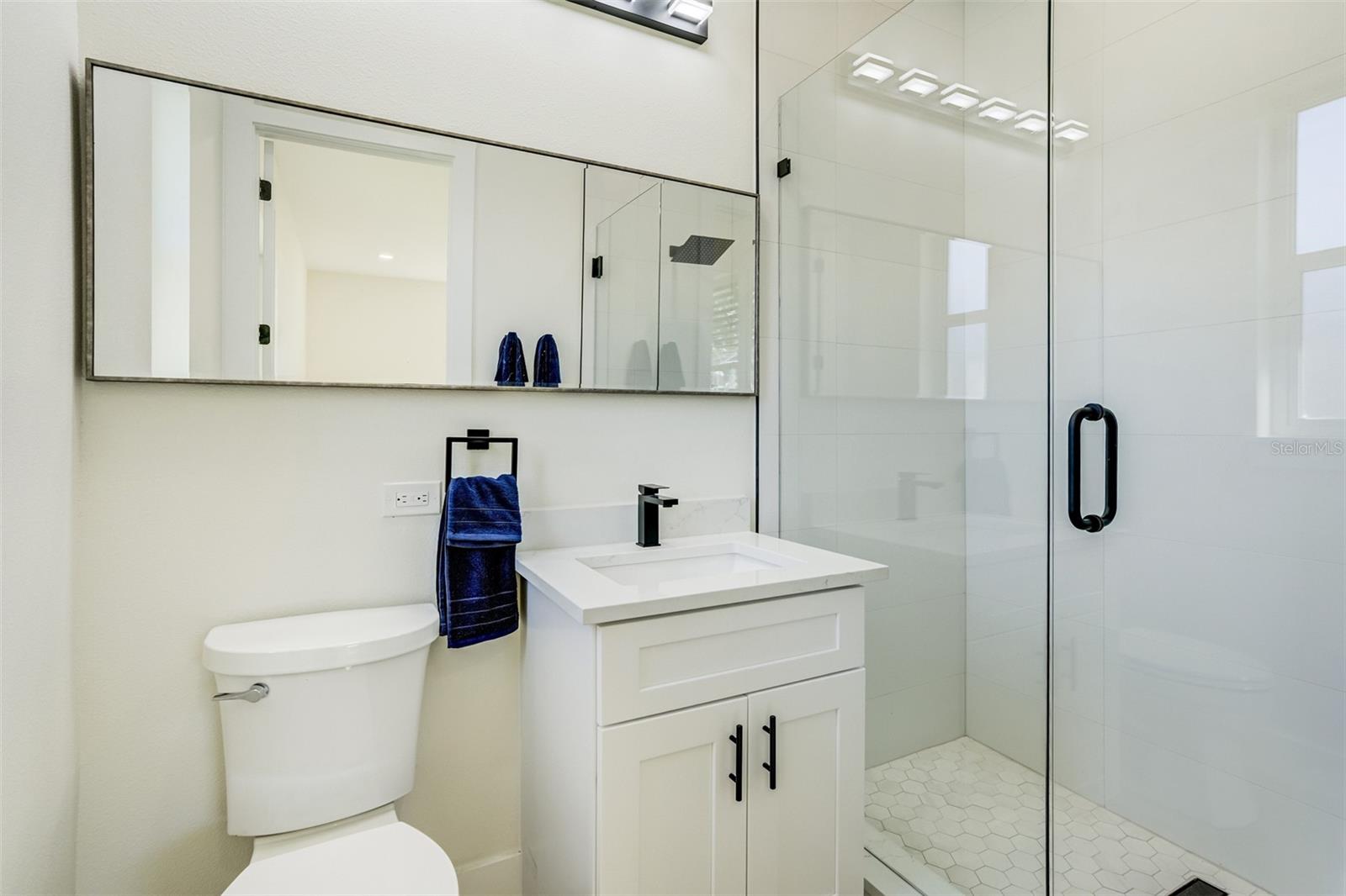 En suite bath for guest room 3