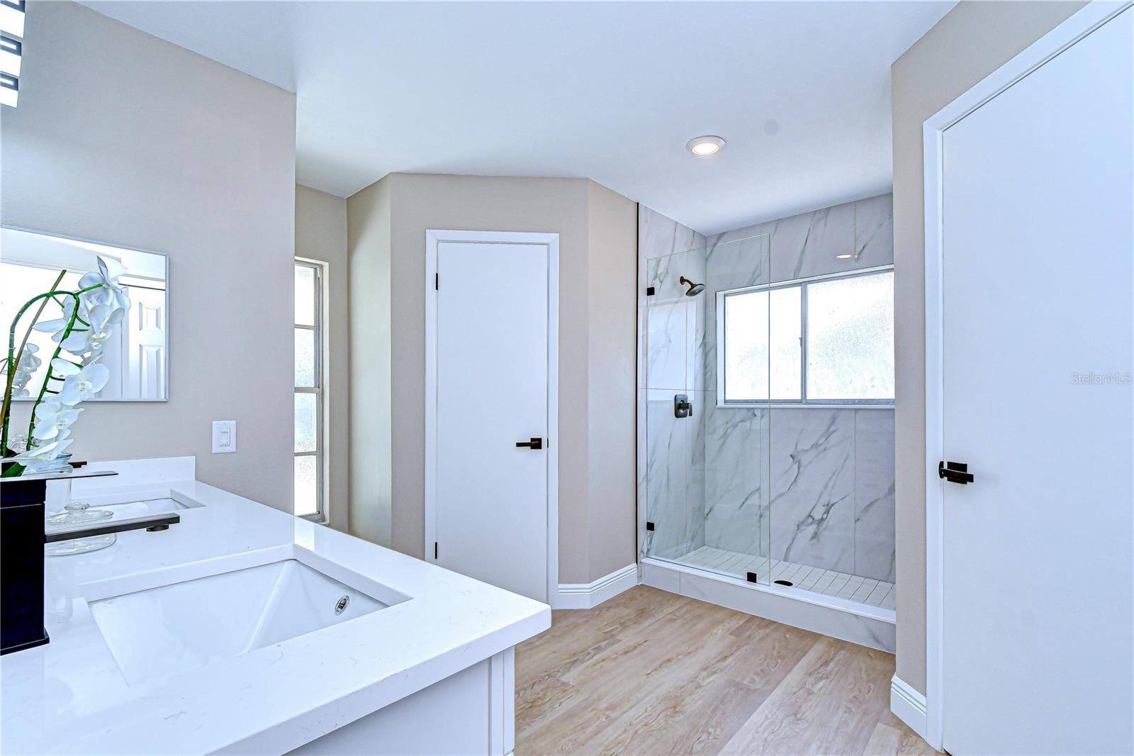 Ensuite Bathroom Seamless Glass Shower Enclosure - Dual Walk-in Closets