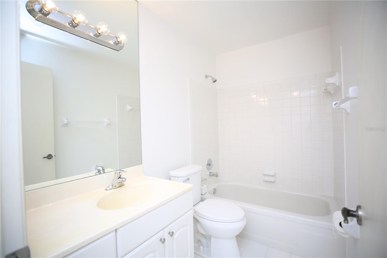 Bright & light 2nd bath