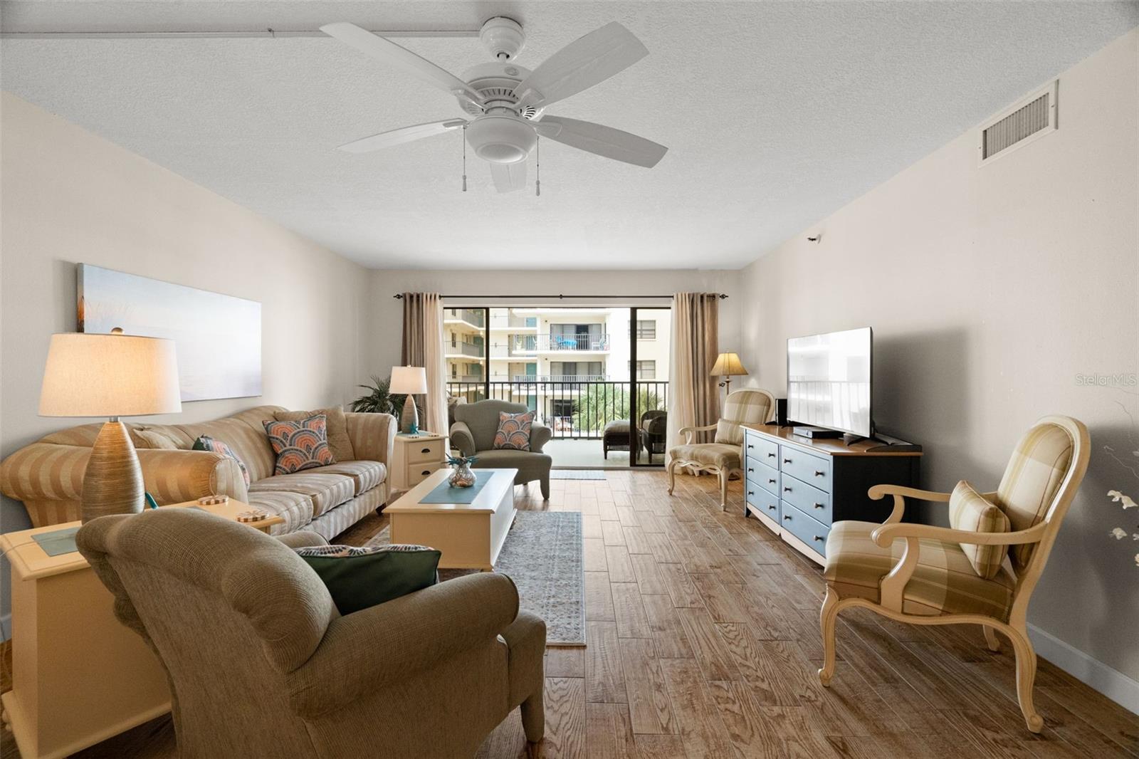 Beautiful Wood-Look Ceramic Tile throughout!