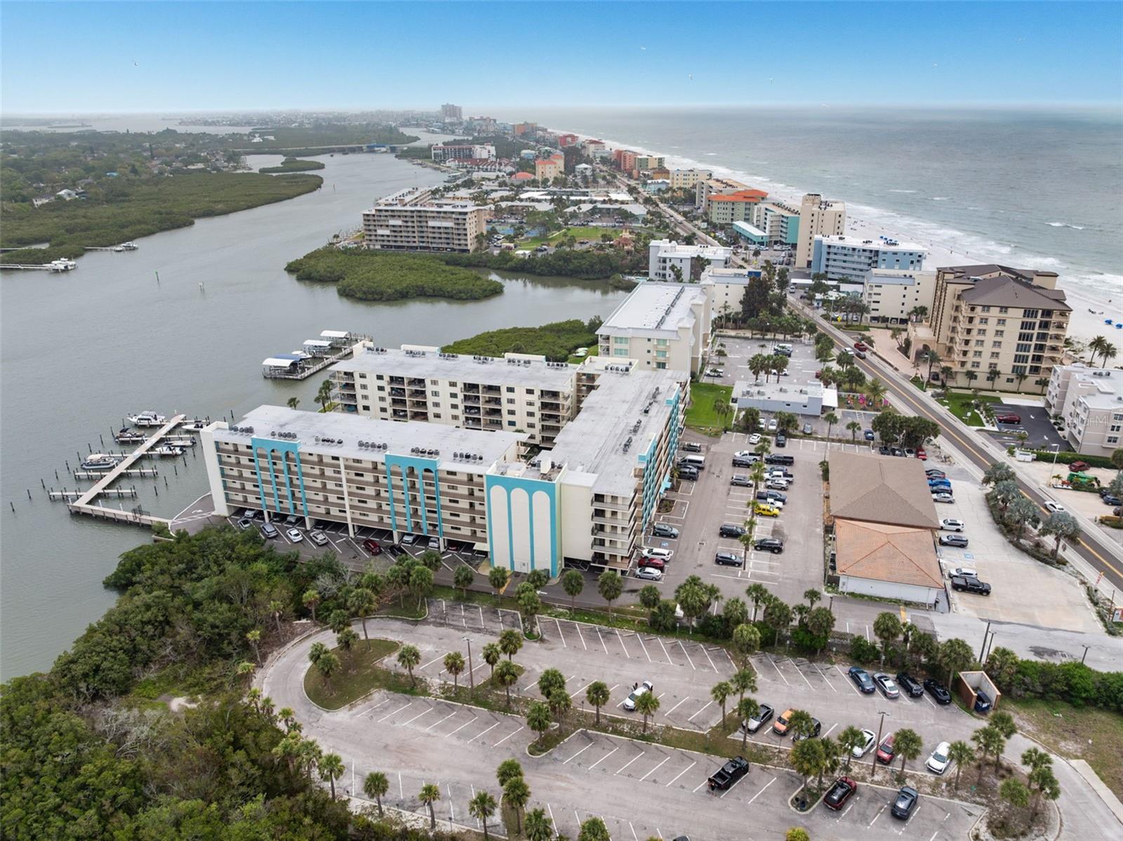 Walking distance to Tiki Gardens- Park w/ walking trail to Intercoastal