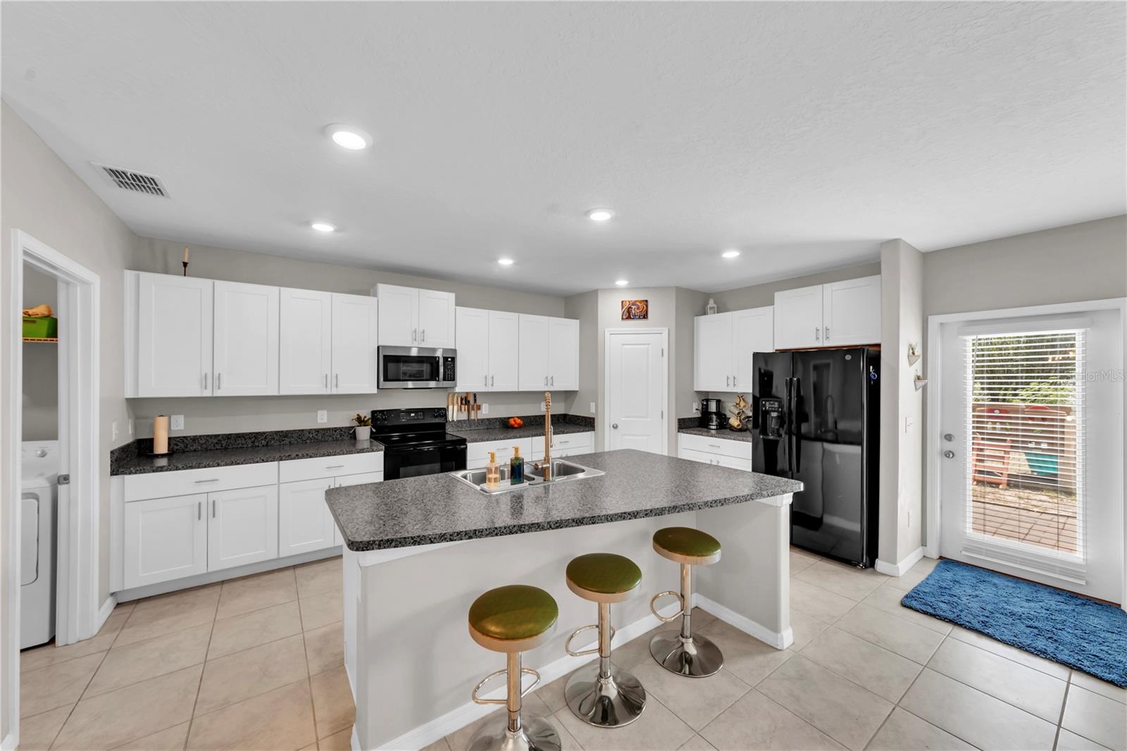 BIG KITCHEN!