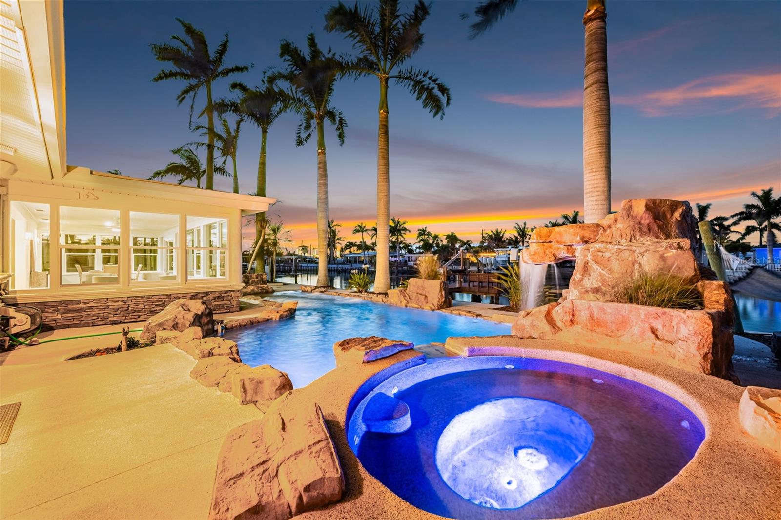 Heated pool with hot tub, lights and jets