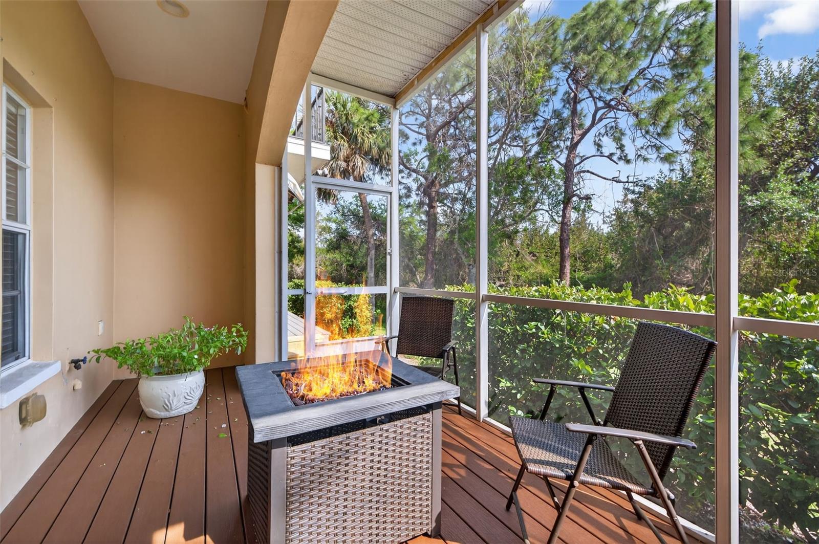 Screened lanai with storage