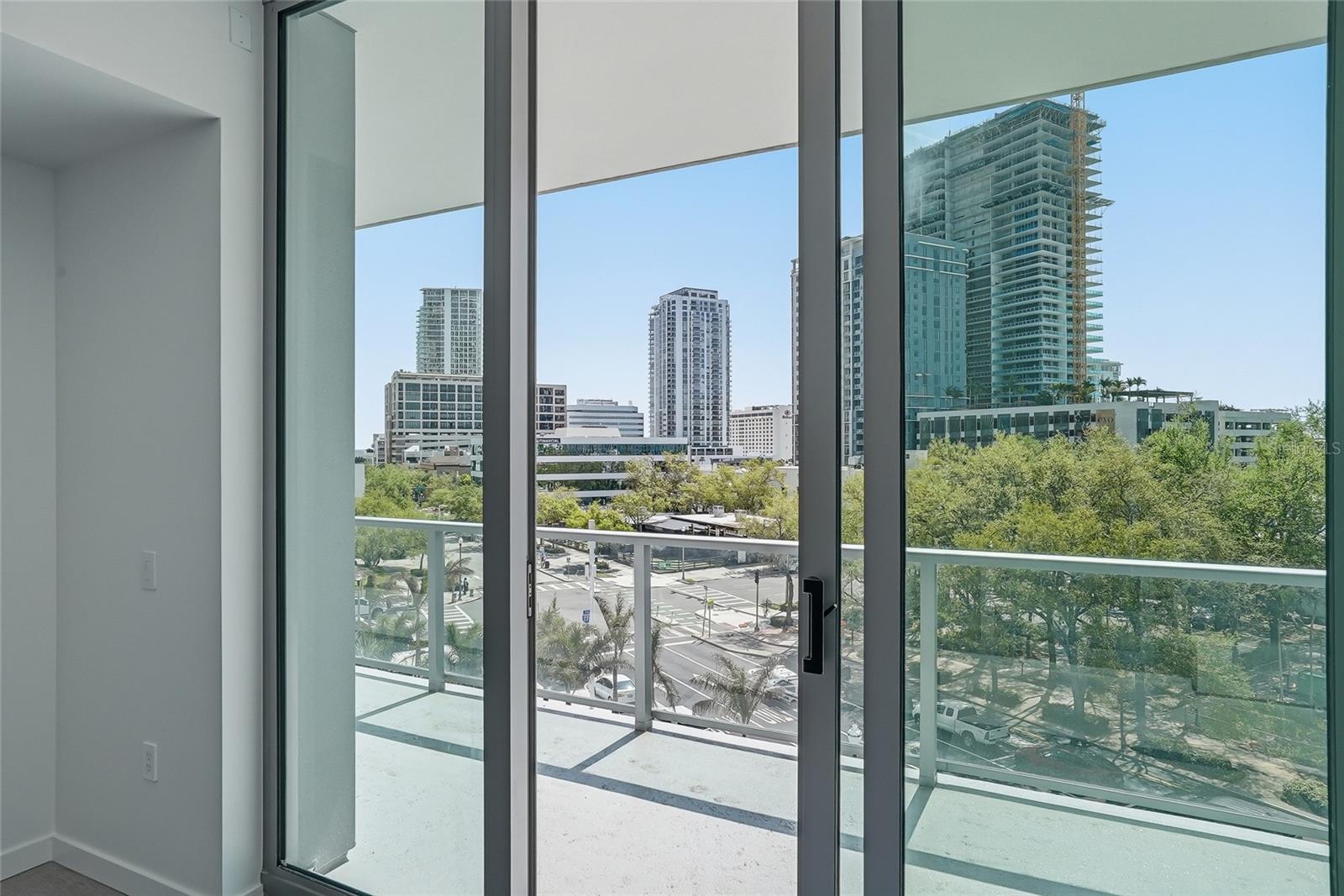 Direct access to oversized terraces.