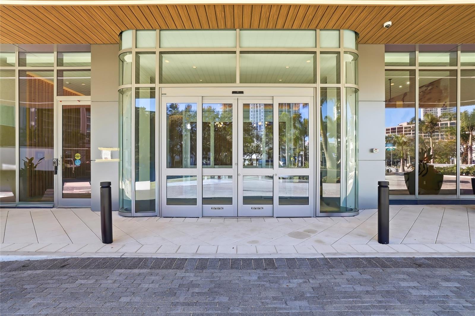 Grand Entrance to 400 Central, 24-hour concierge and valet service