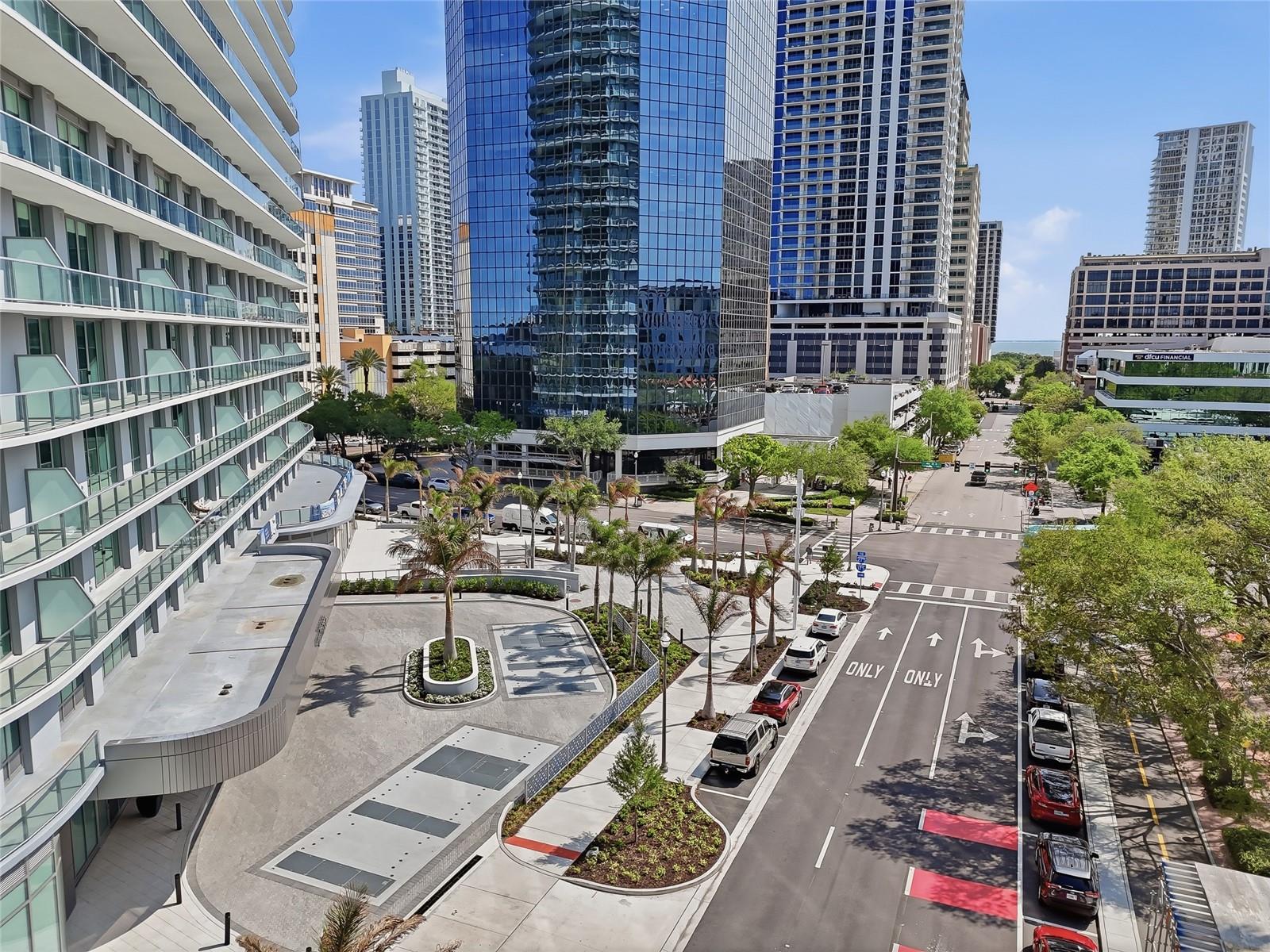 The residences at 400 Central Ave are in the heart of the city, offering many dining, shopping, and art gallery/museum choices!