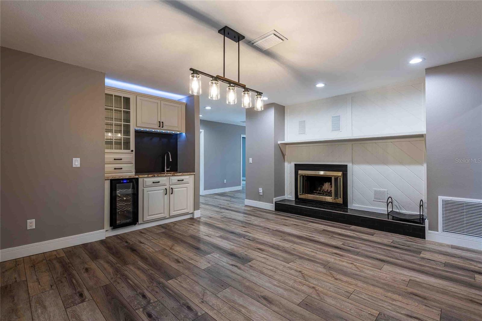 Dining area with wet bar