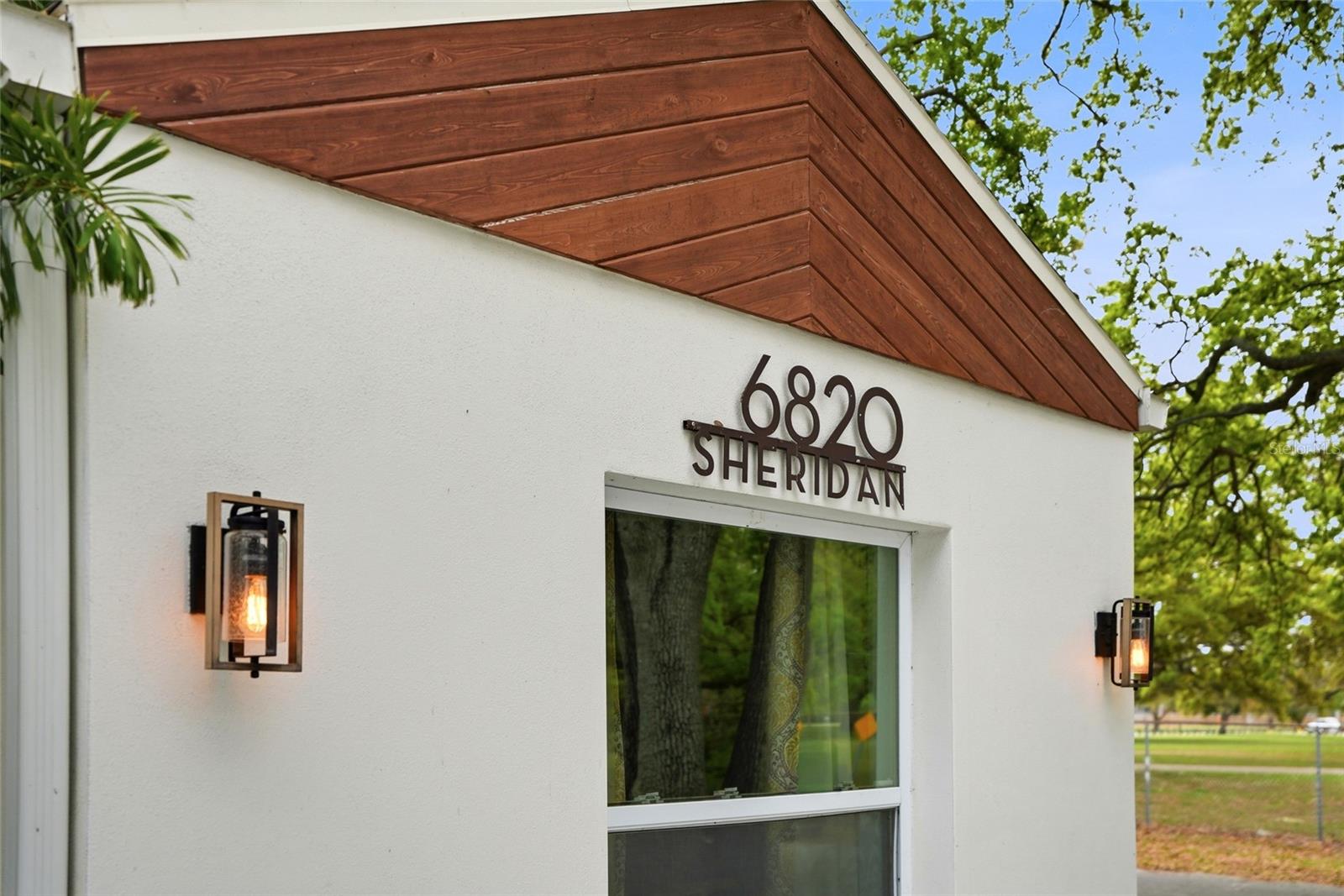 Newer exterior stuccio and lighting.