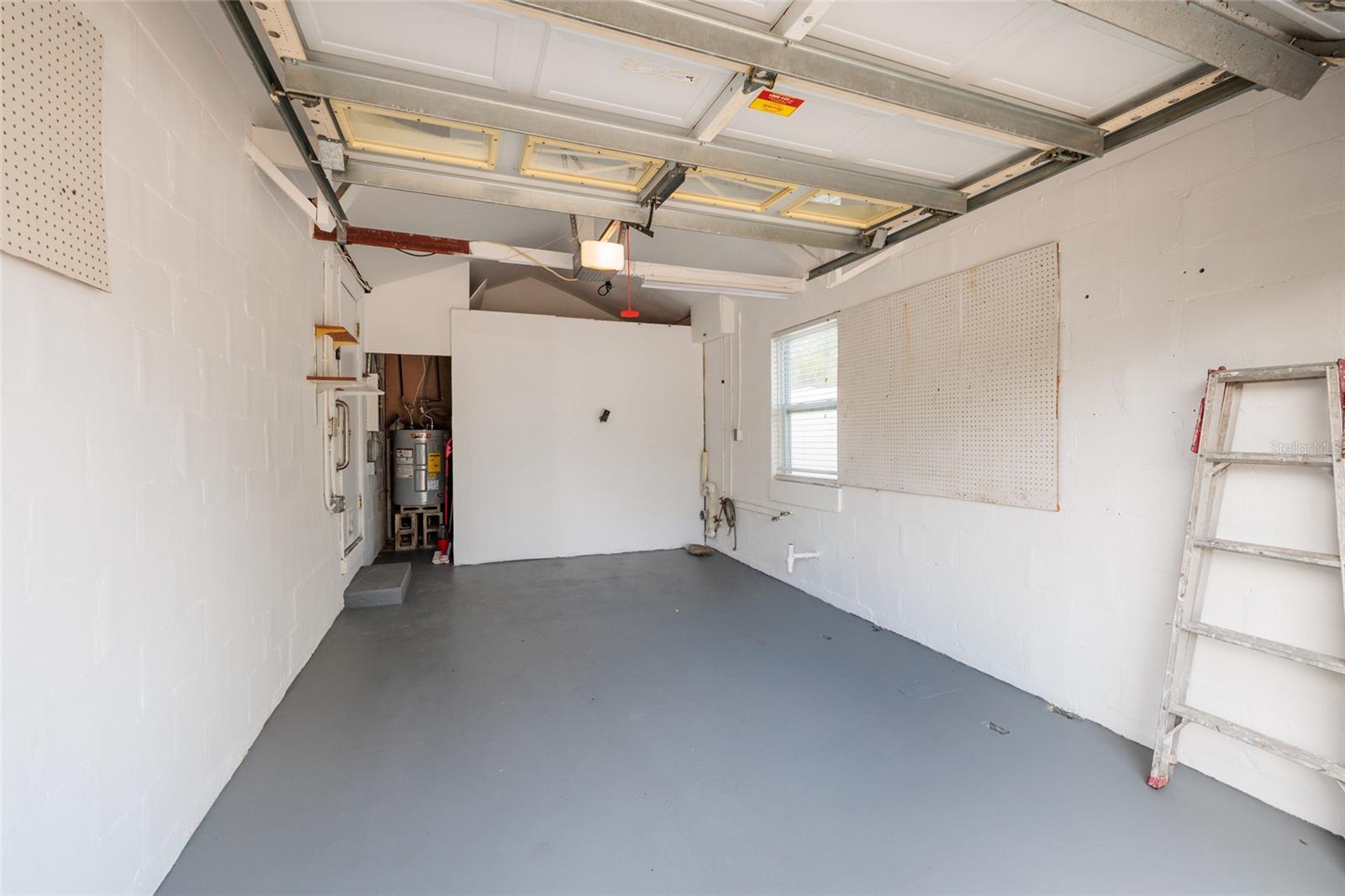 Garage w/Laundry Hookups