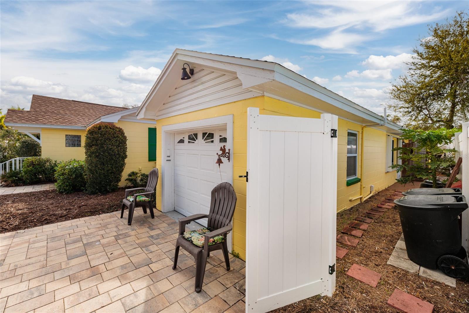 West side, Outdoor Shower