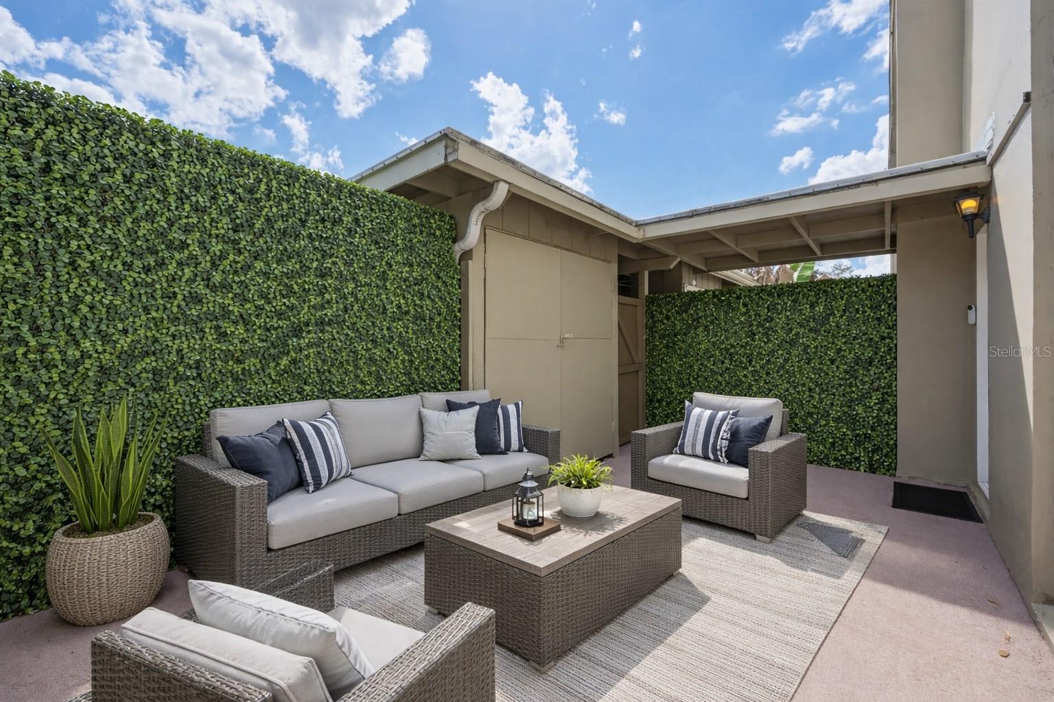 front entry way: make your own outdoor lounge space!