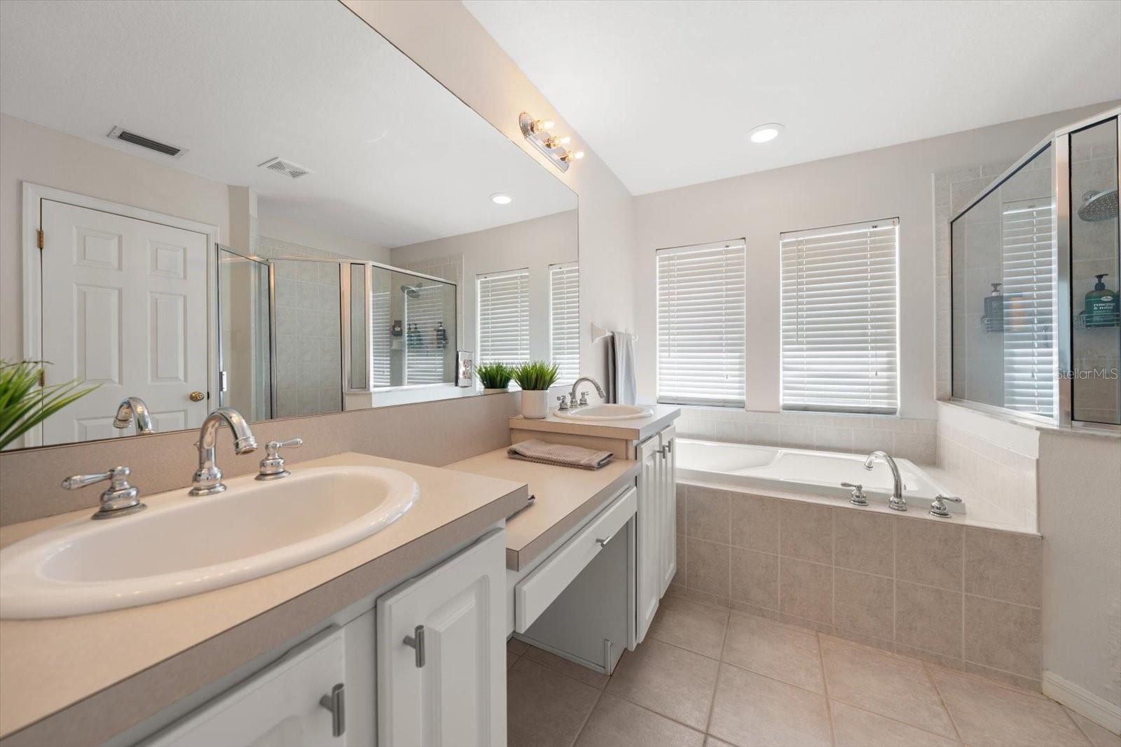 Primary en suite bathroom