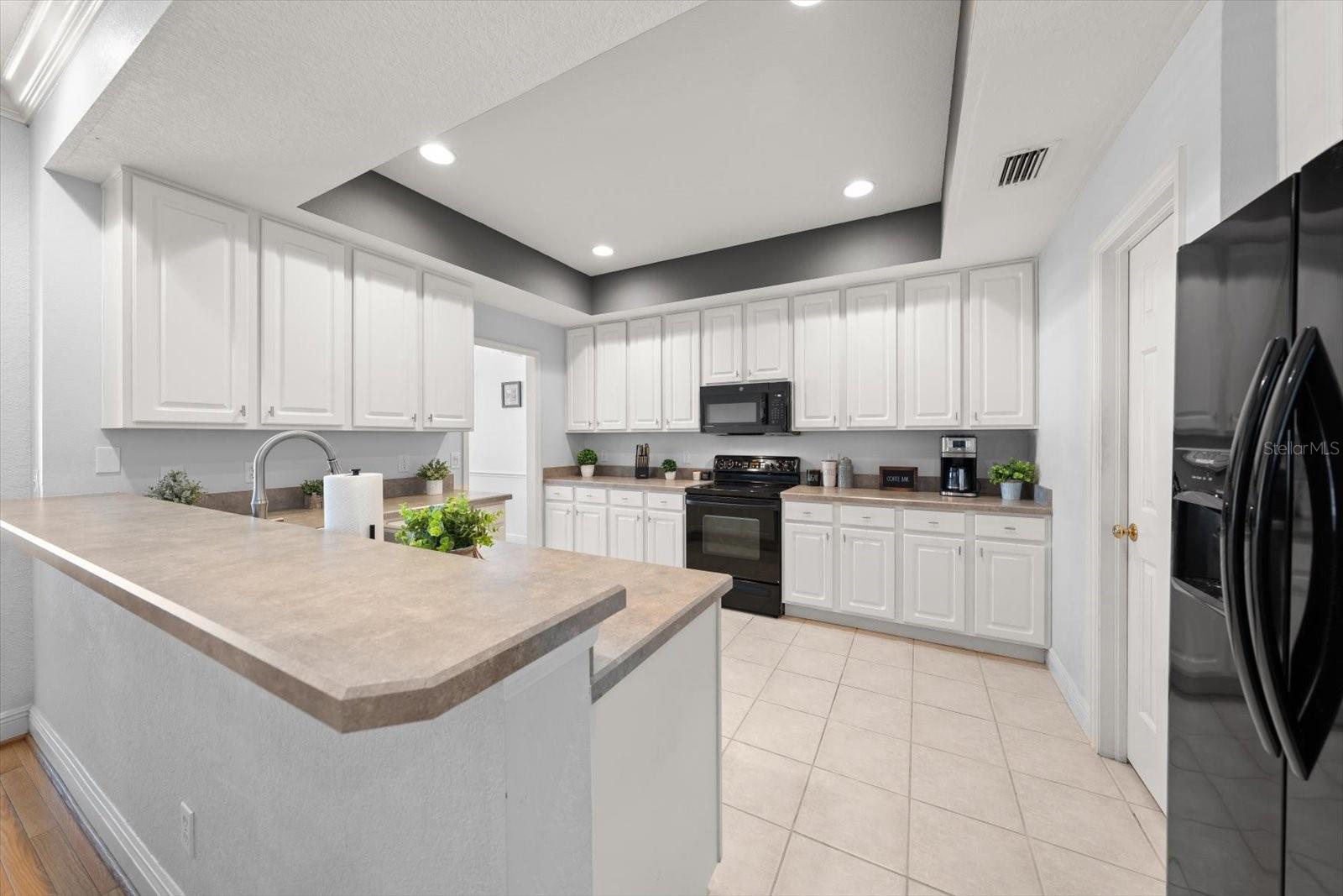 Kitchen with breakfast bar, 42" upper cabinets & closet pantry