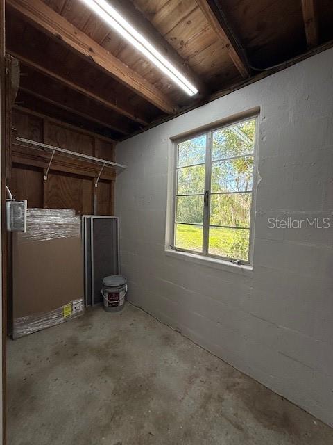 2.5 car garage w/ workshop