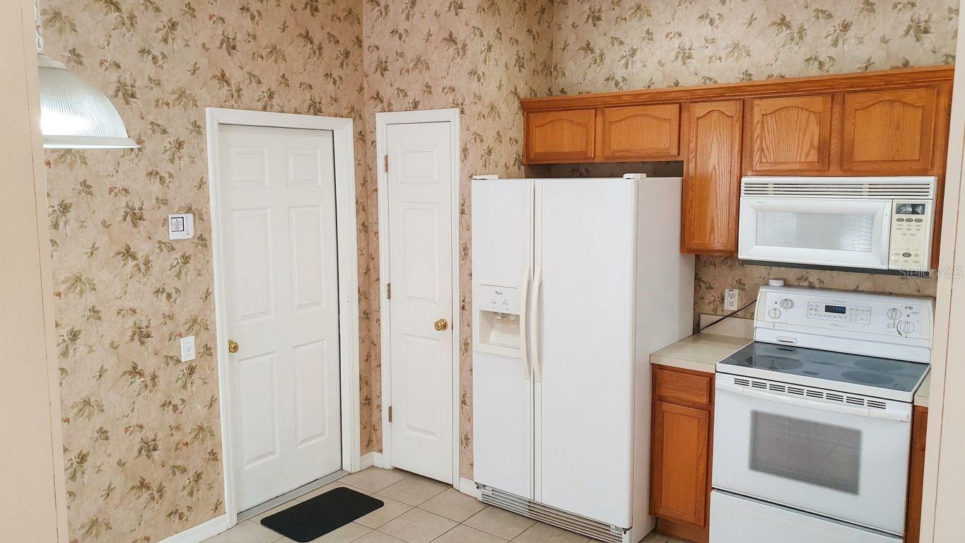 Classic, nice-sized kitchen