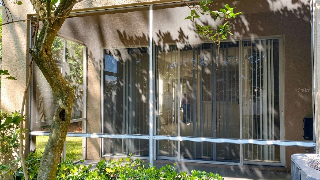 Private screened lanai