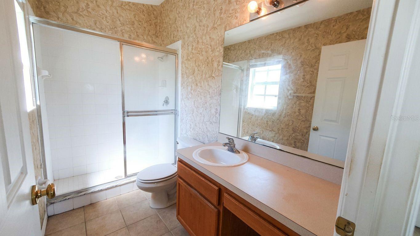 Primary en-suite bathroom