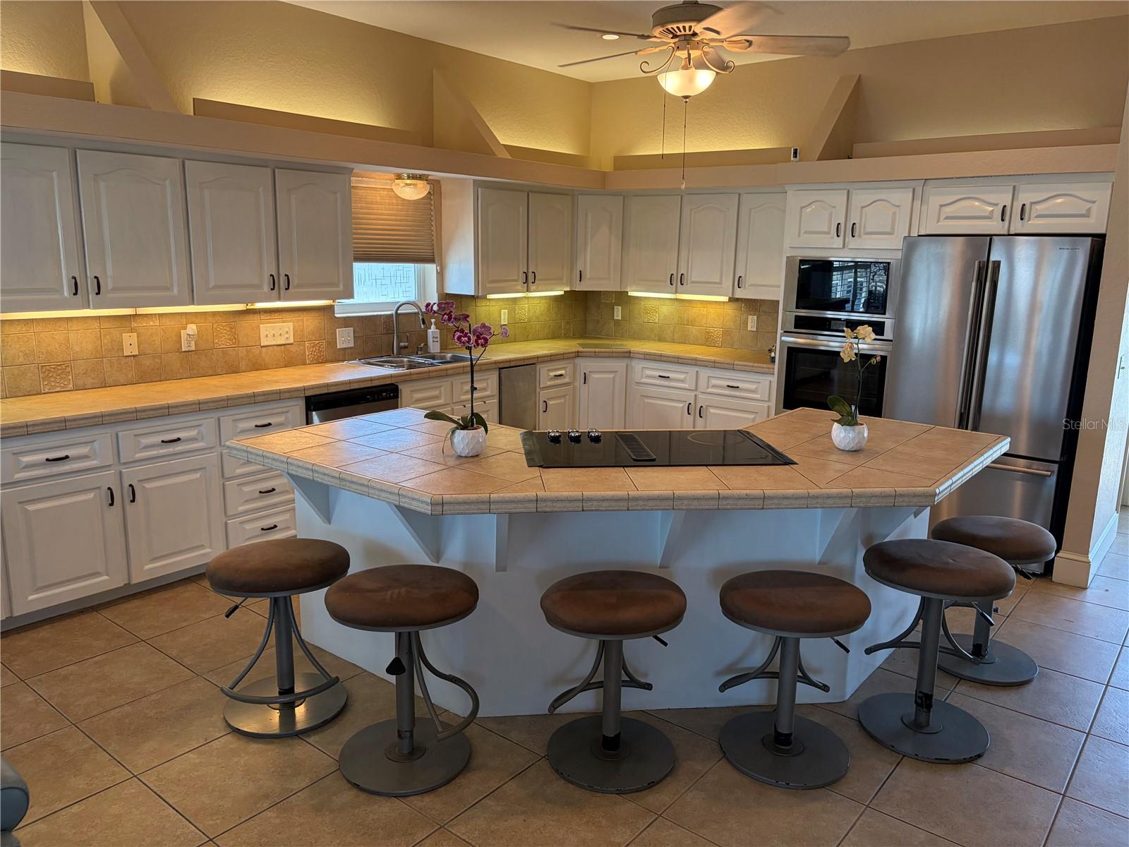 fully equiped kitchen with new appliances
