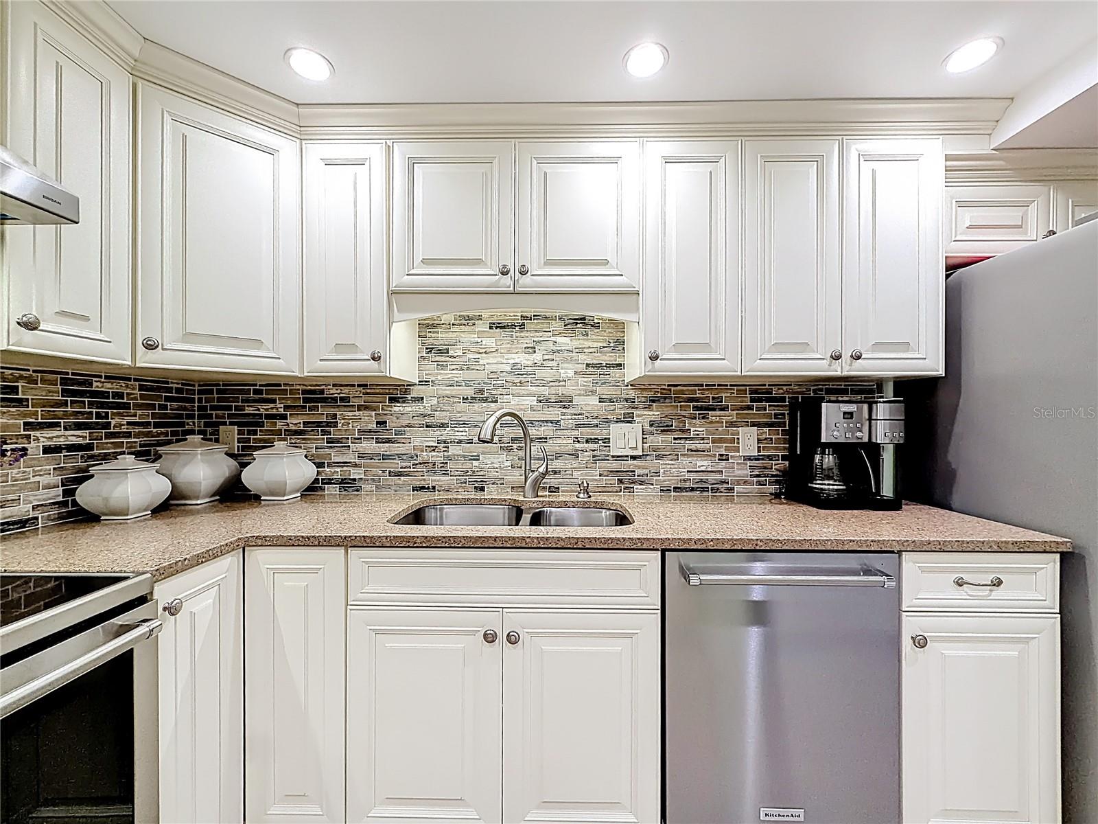 2700 Bayshore 9302, kitchen