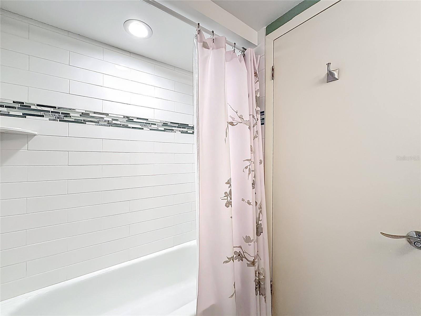2700 Bayshore 9302, hall bath, tub - shower combo