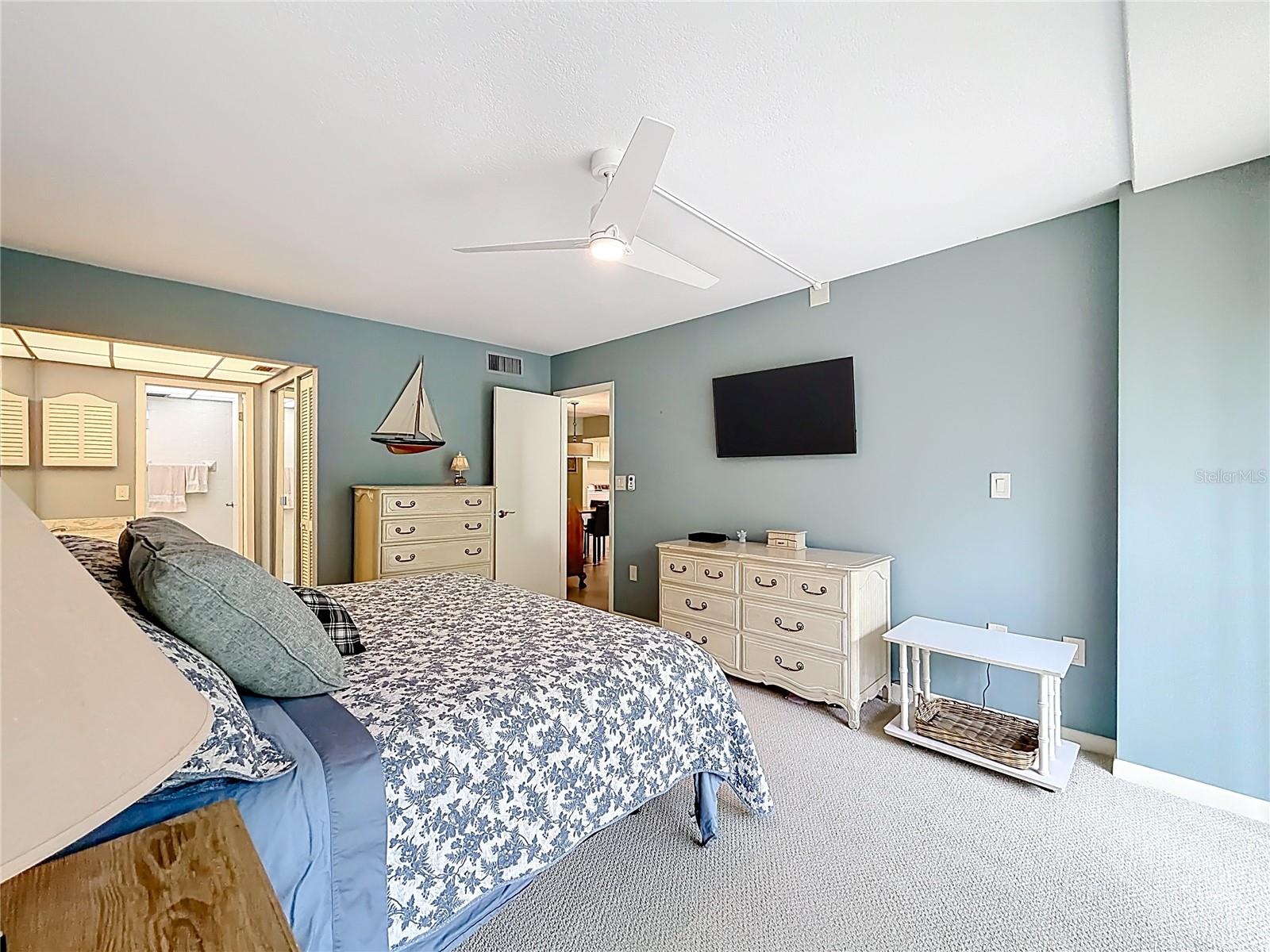 2700 Bayshore 9302, primary bedroom