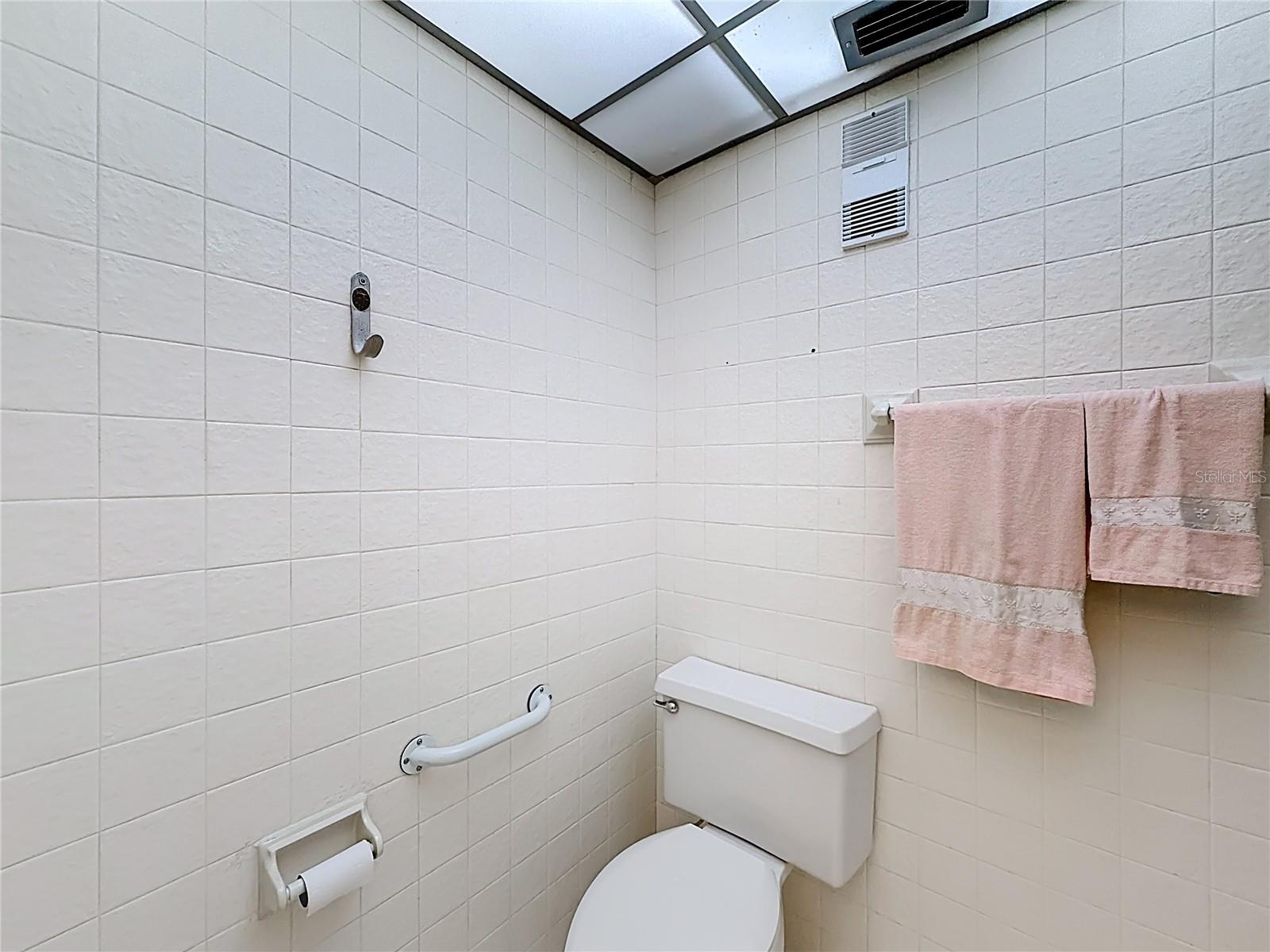 2700 Bayshore 9302, primary bath