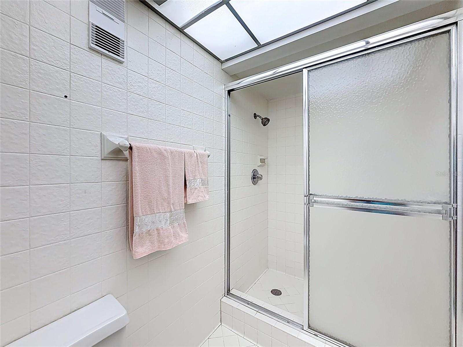 2700 Bayshore 9302, primary bath