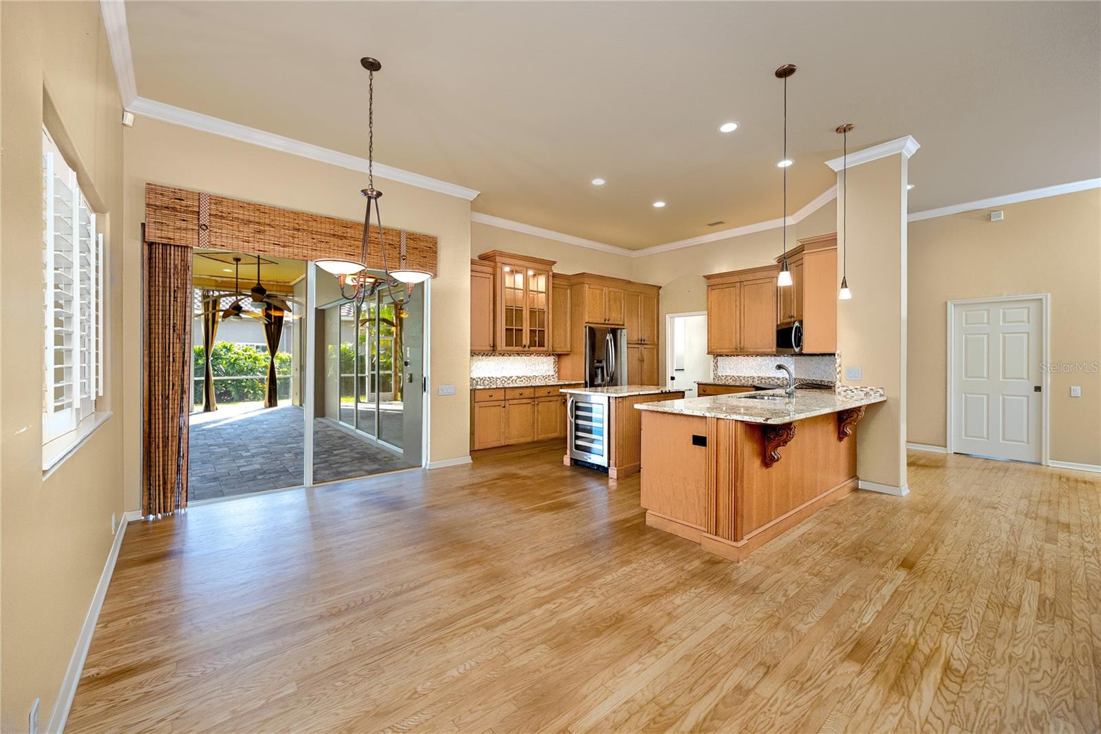 Casual dining nook flows to kitchen & family room · 1471 Briargrove Way Oldsmar FL 34677