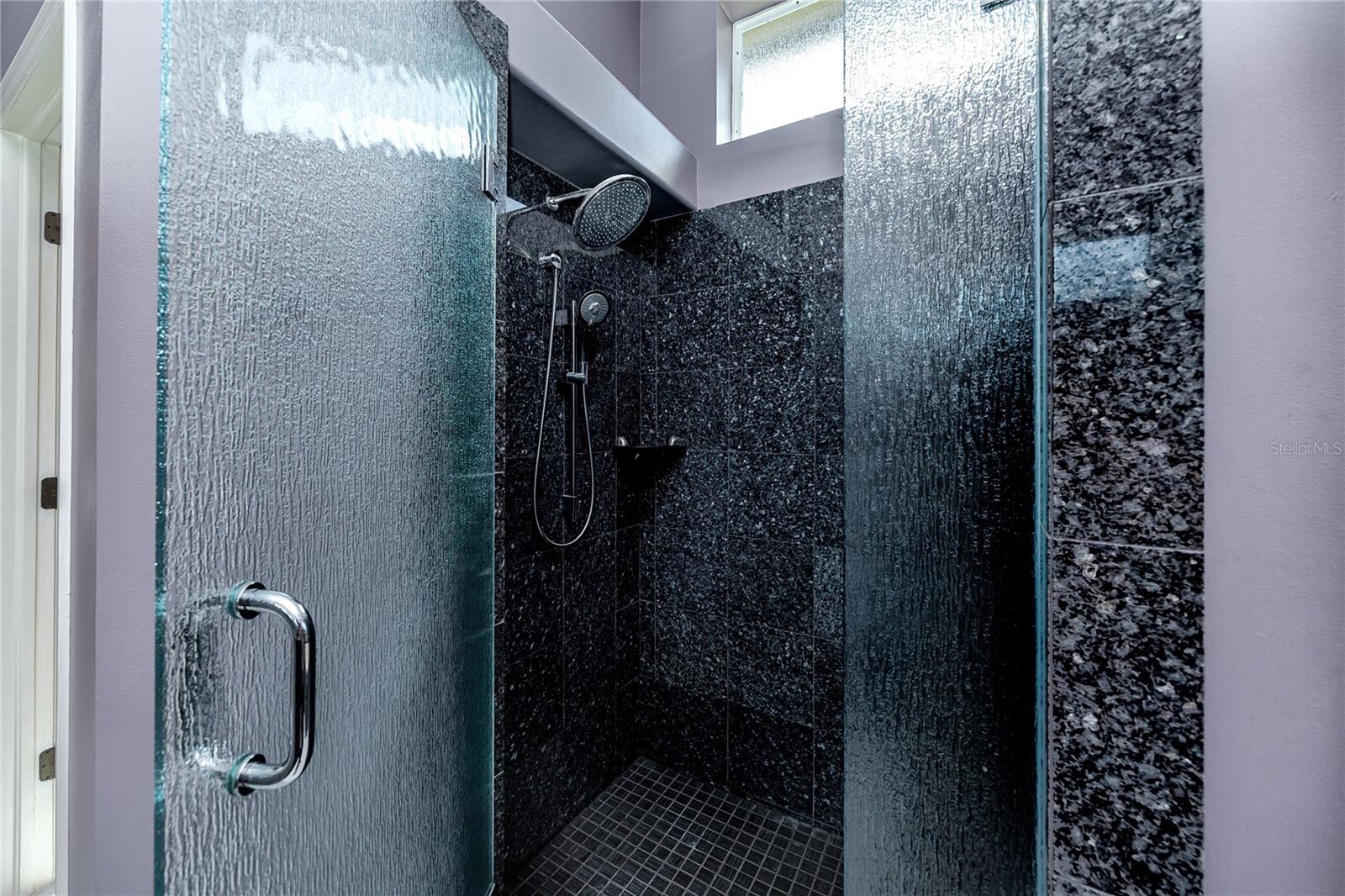 Ensuite Primary Bathroom with separate Tub and Shower· 1471 Briargrove Way Oldsmar 34677