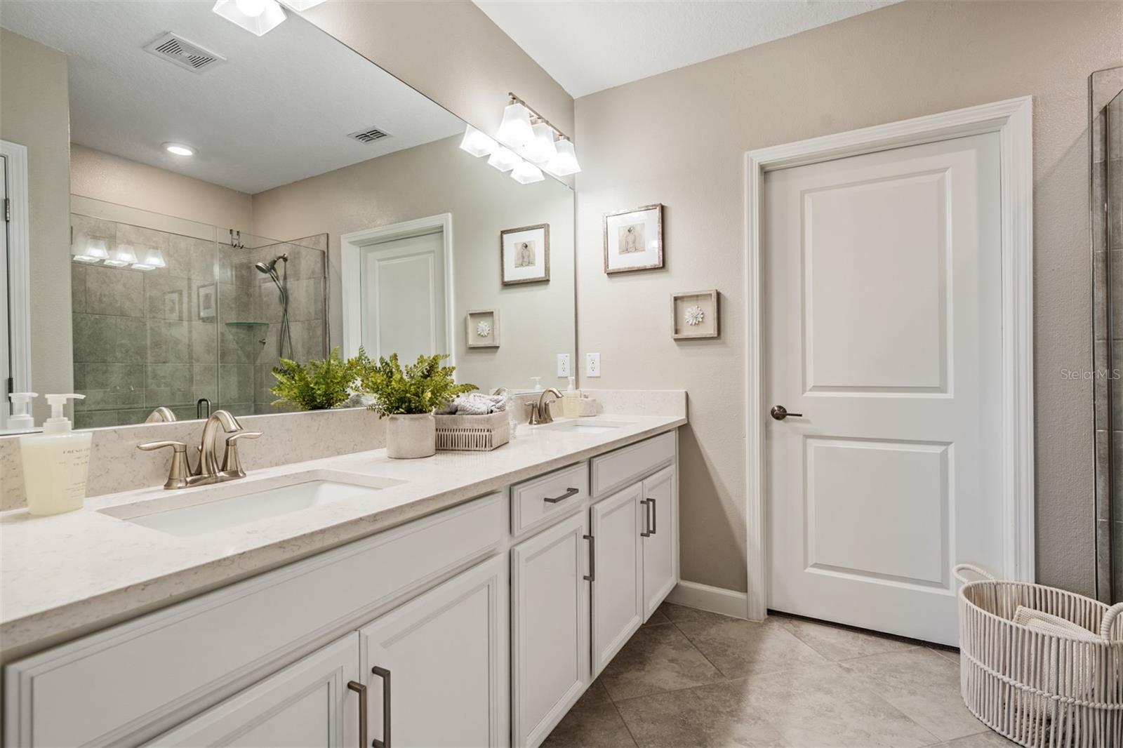 Bath ensuite with Spacious closet