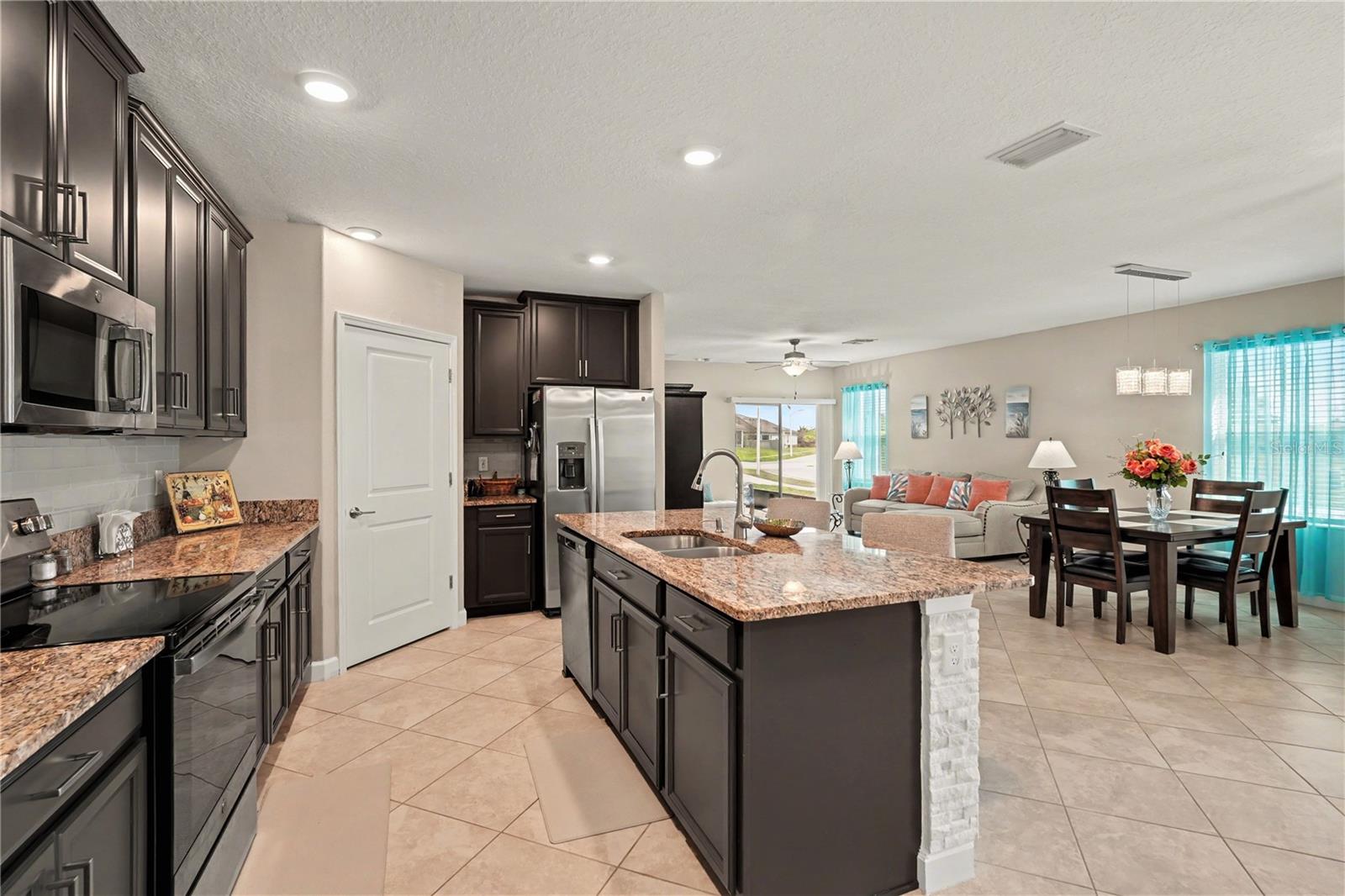 Center Island in this gourmet kitchen!