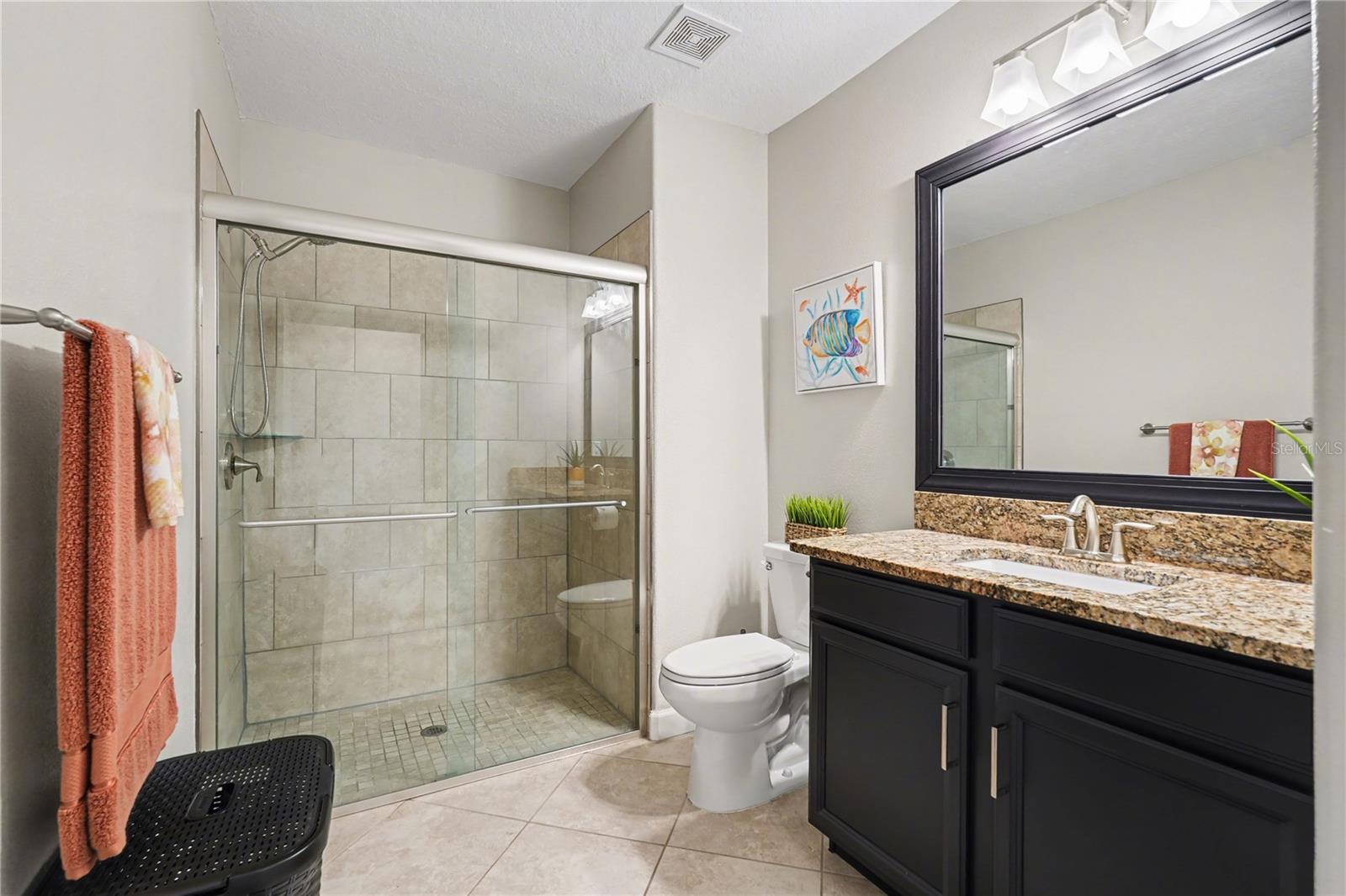 Guest bath on same wing