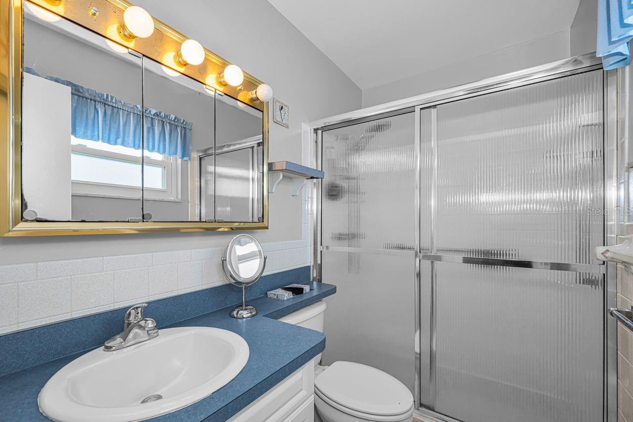 This primary bath is spotless!