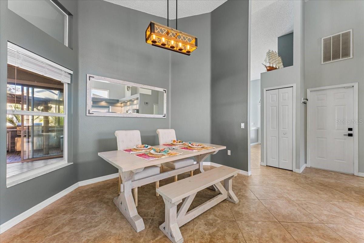 eat in kitchen space w/ table for 6