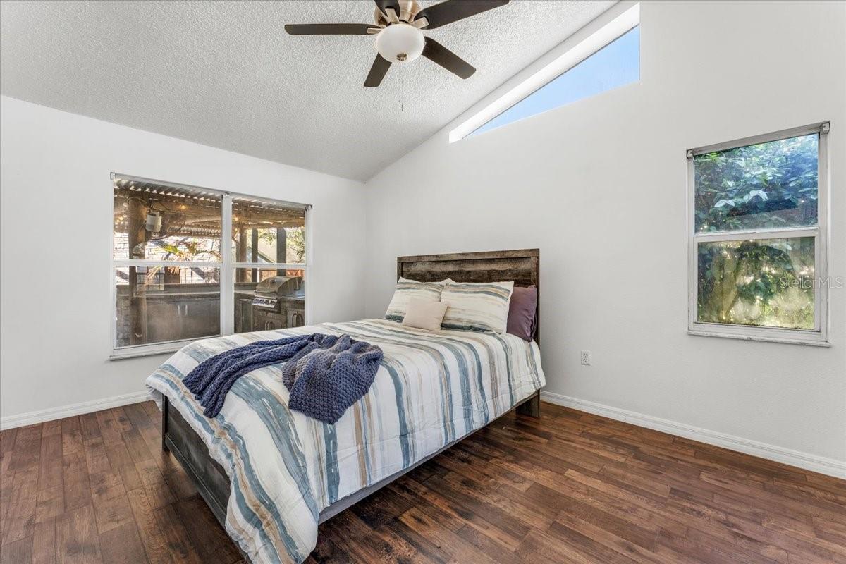 Master Bedroom - Nice and bright!