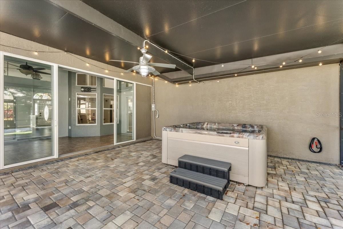 Large hot tub with all the bells and whistles