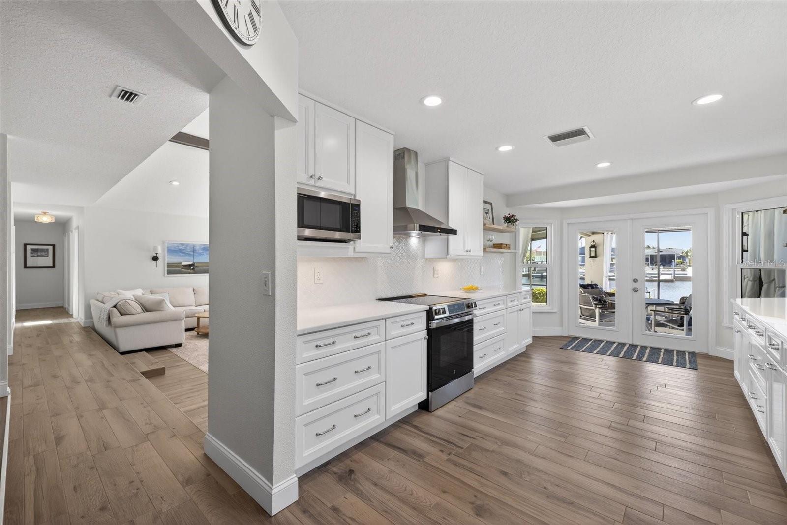Gorgeous light and bright kitchen
