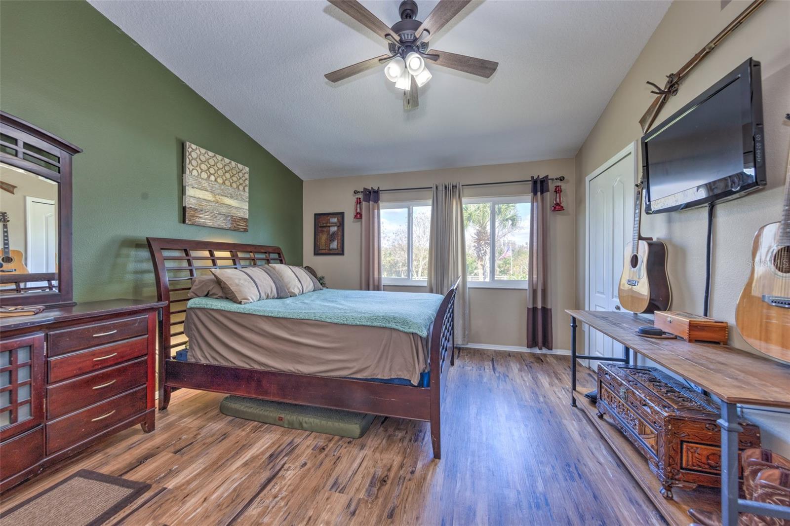 primary room with en-suite bathroom