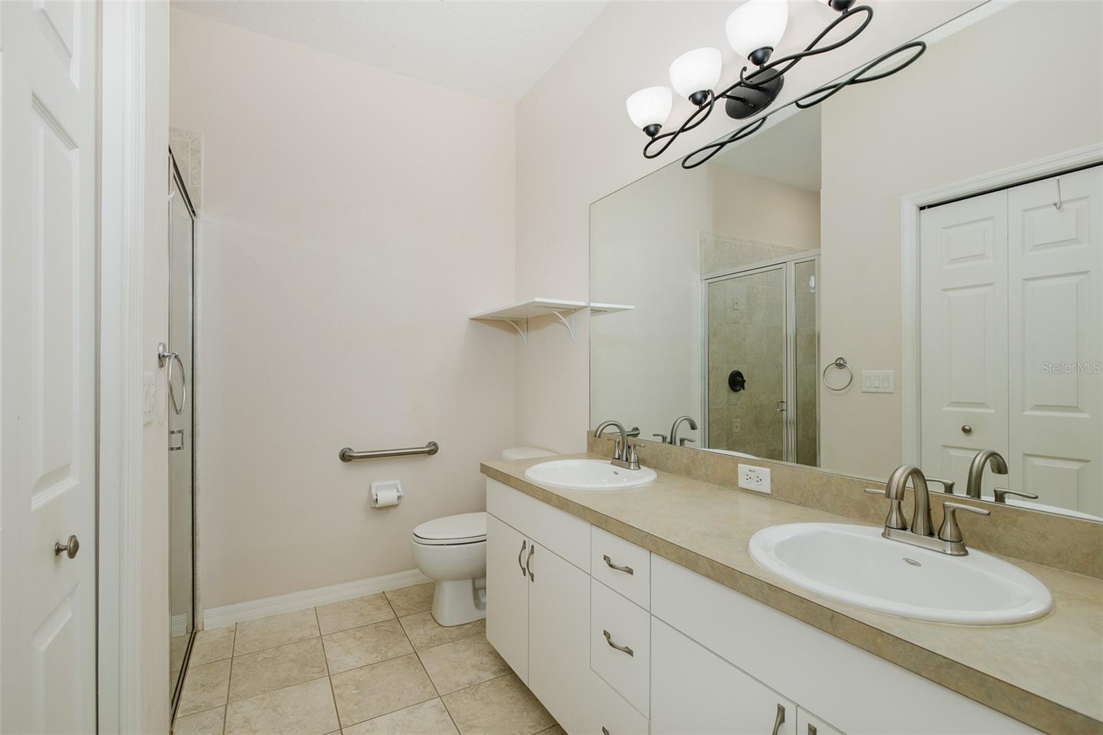 Primary en-suite bath