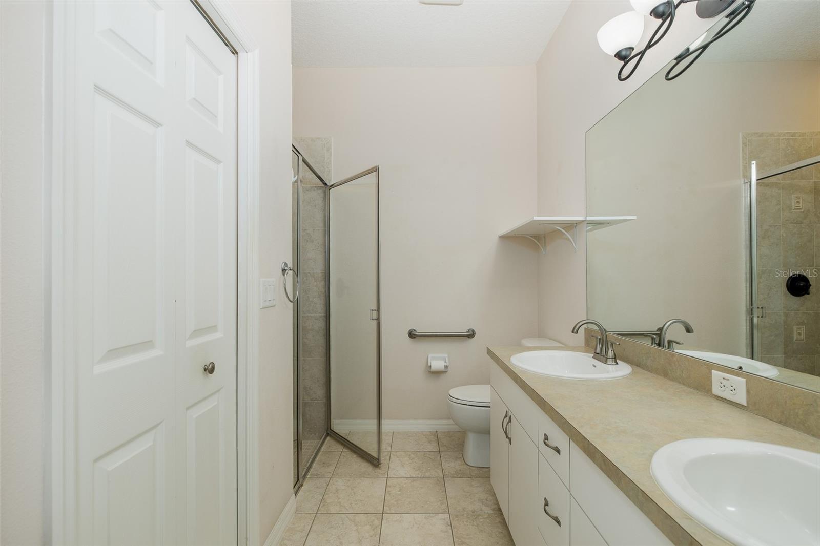 Primary en-suite bath