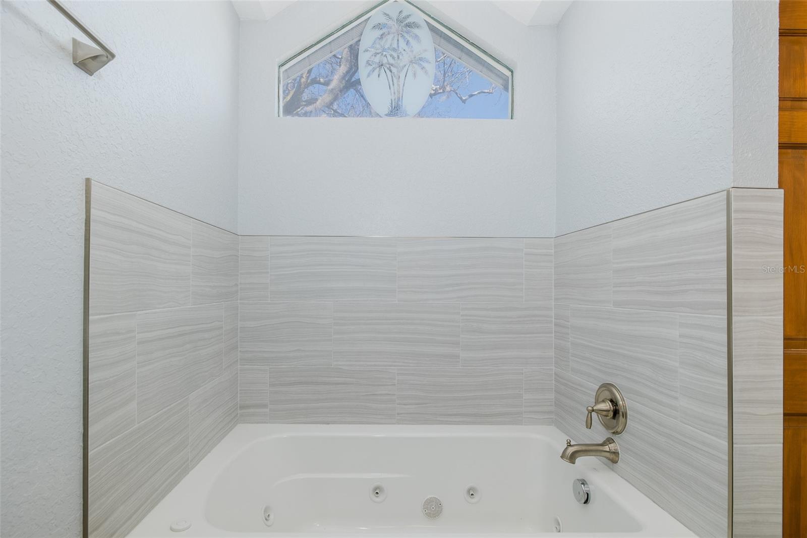 Primary en-suite bath