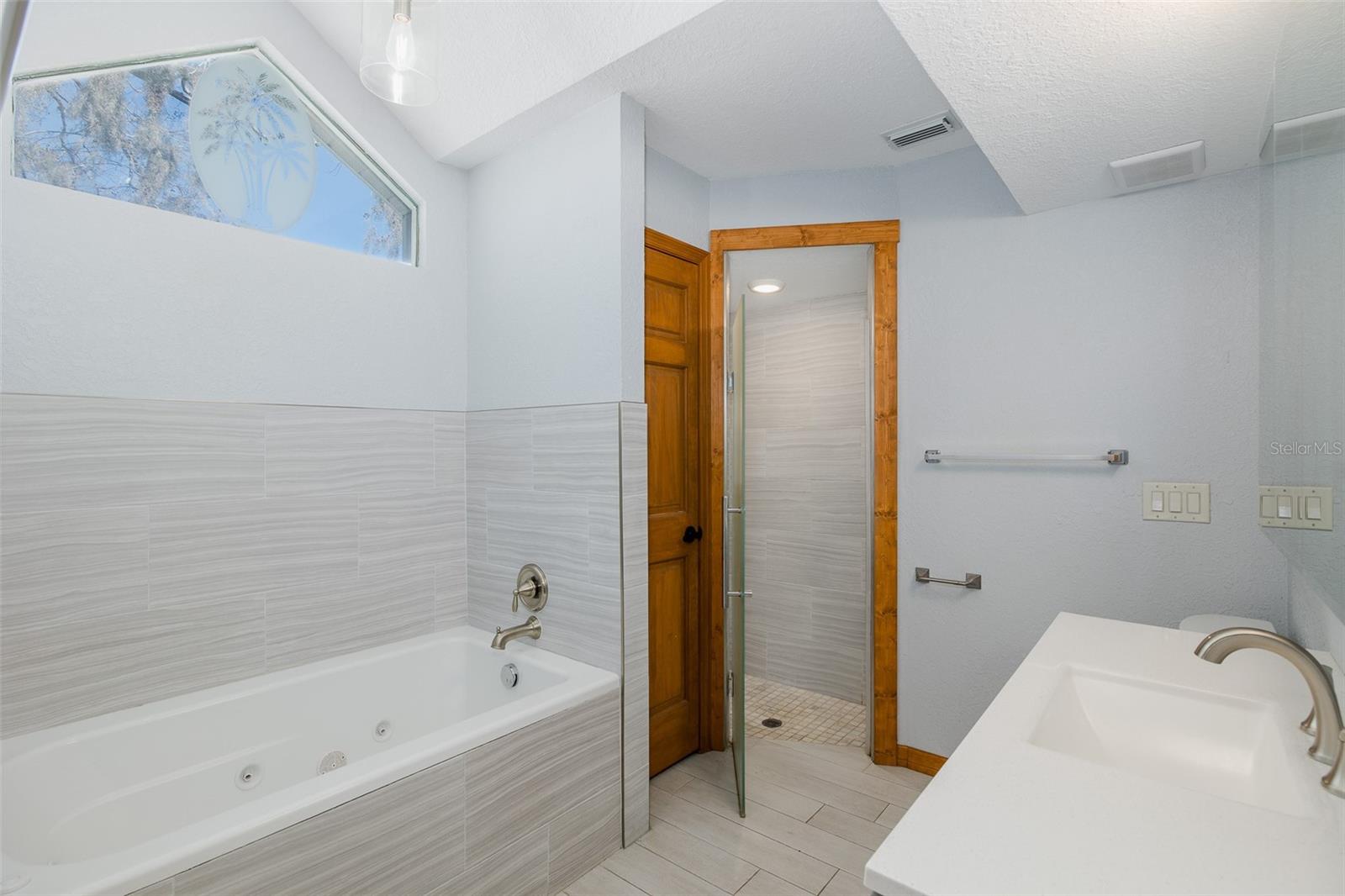 Primary en-suite bath