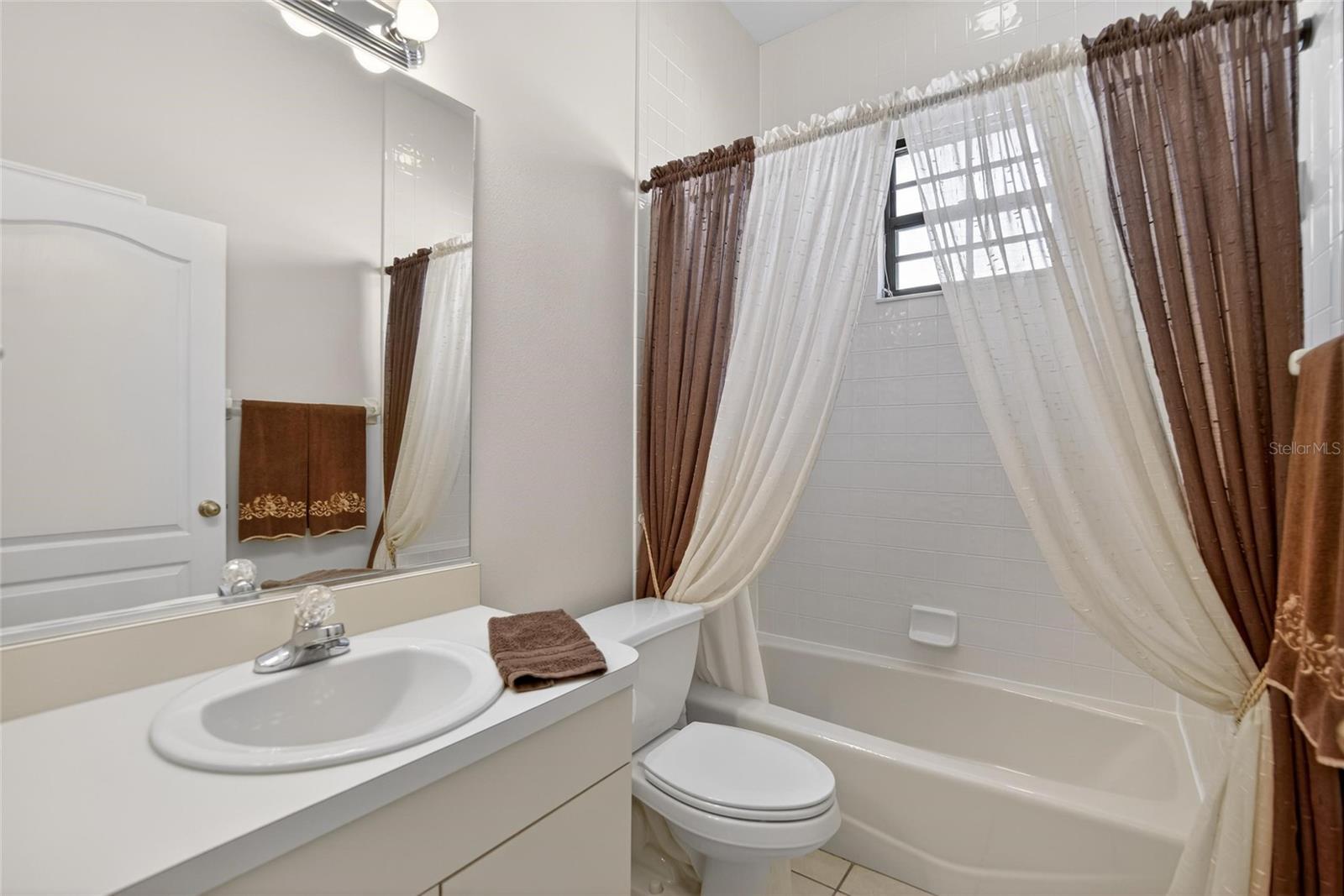 Shared bath for bed 2 and 3