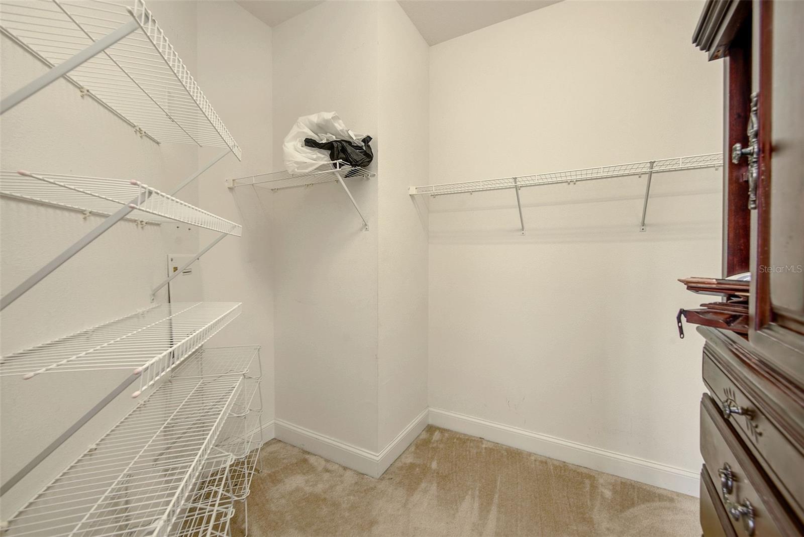 MASTER WALK-IN CLOSET