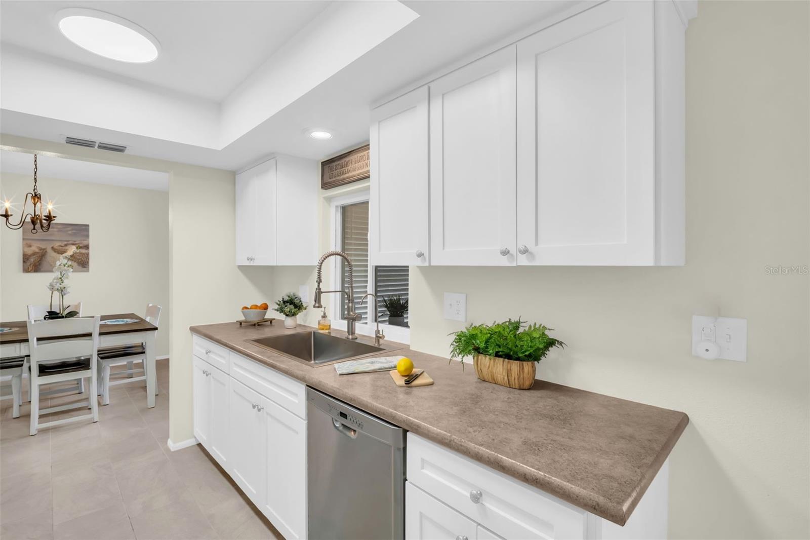 There's a closet pantry too~