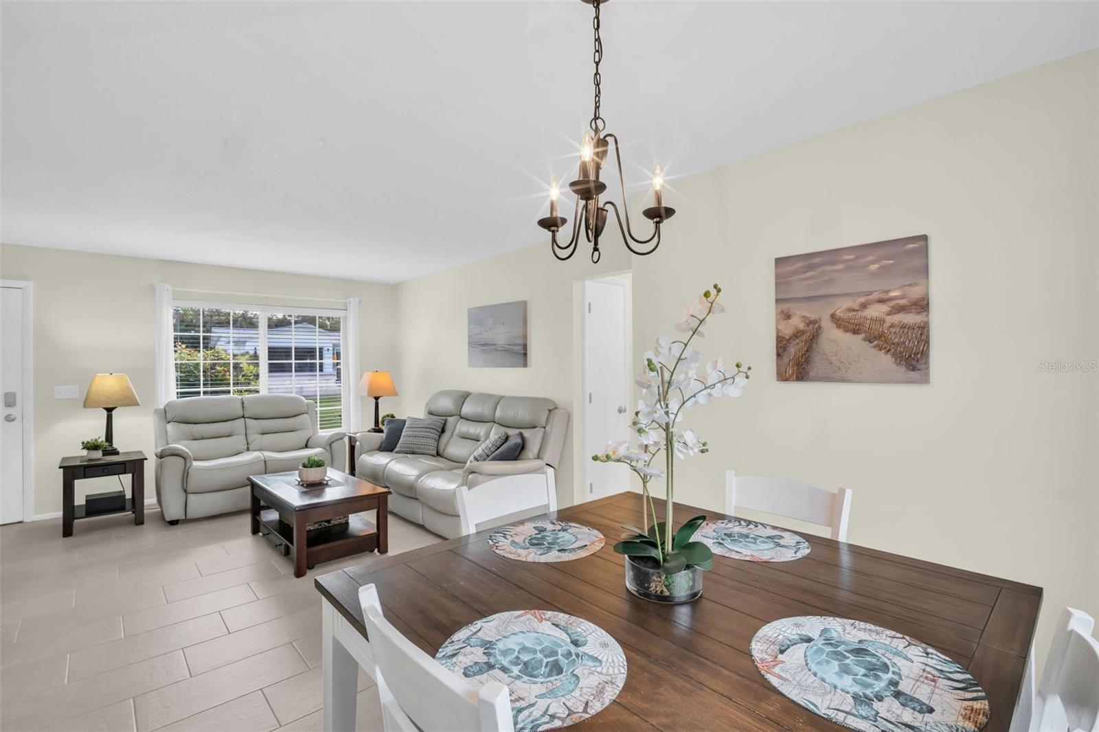 Harmonious flooring and wall colors for a fresh and open vibe~