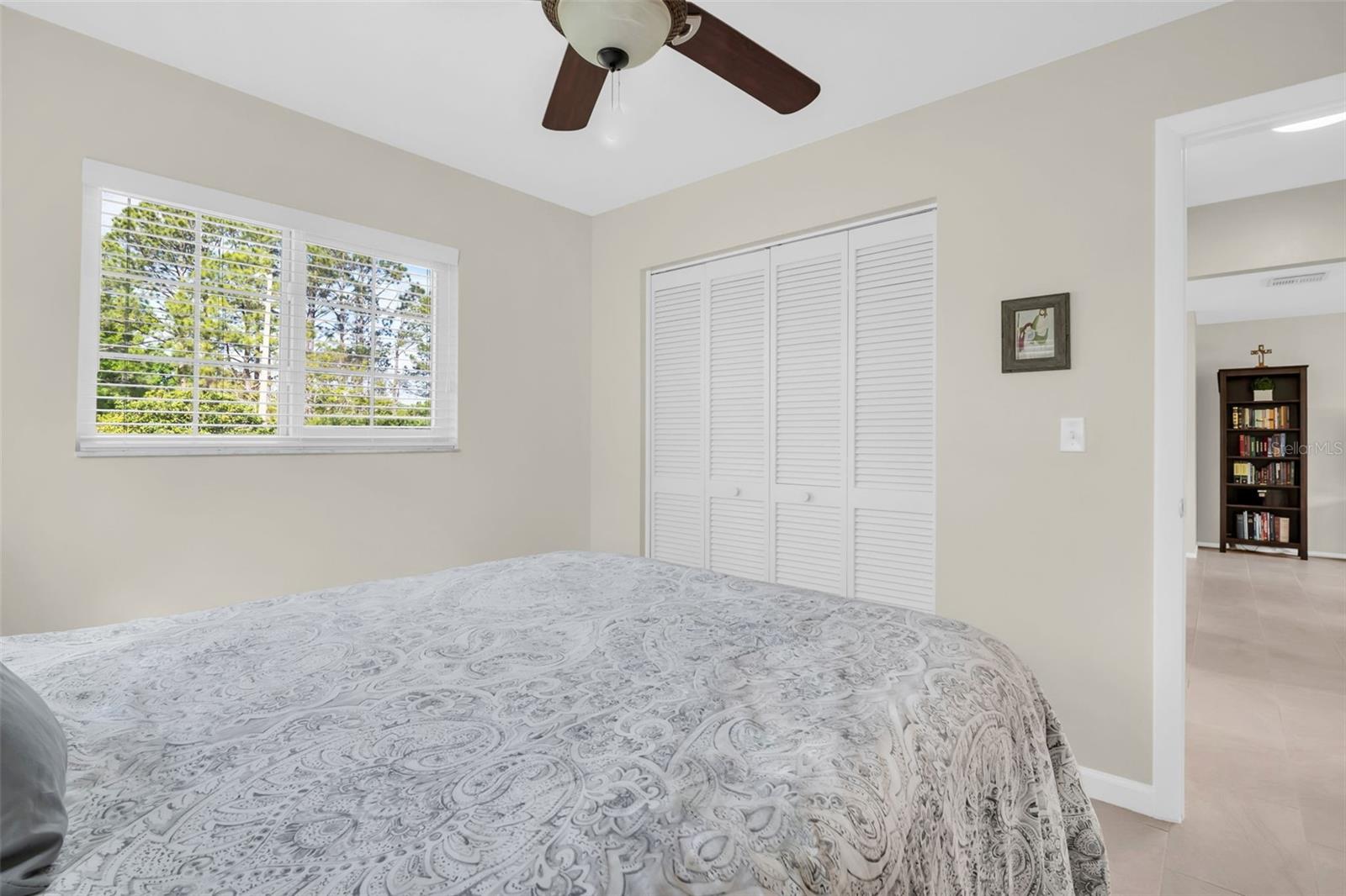Comfortable secondary bedroom with a pretty green view ~