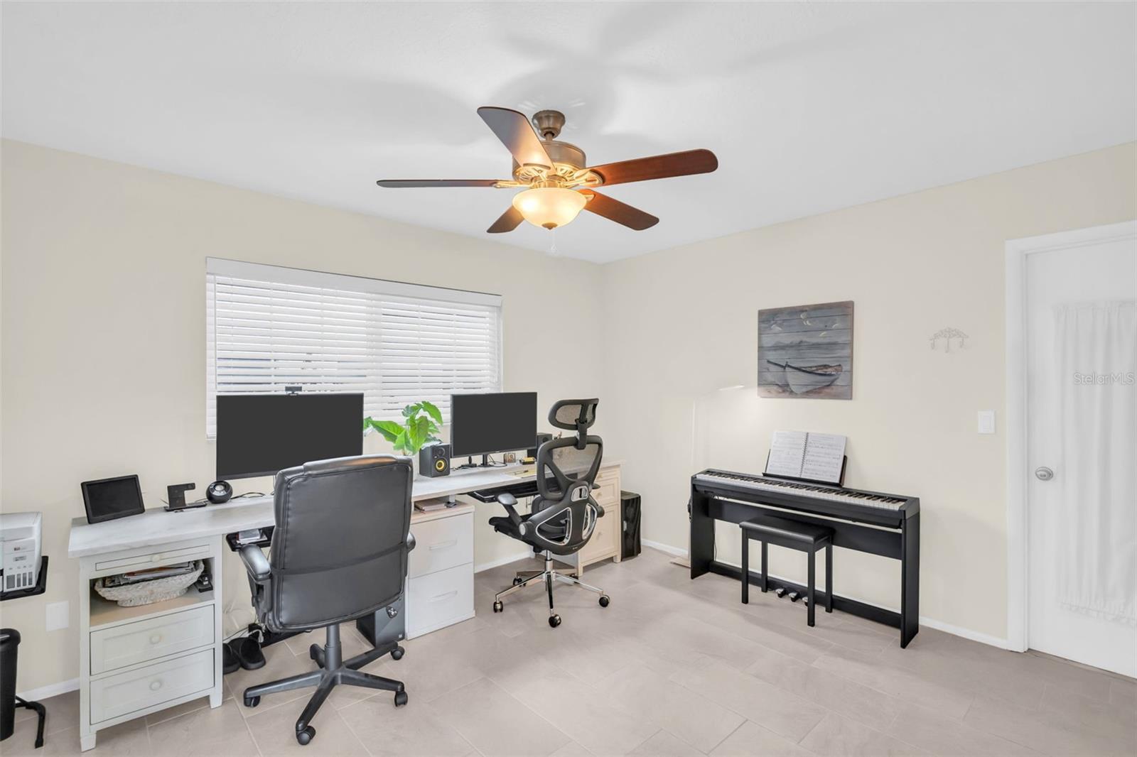 Works well as a dual office & music room too~